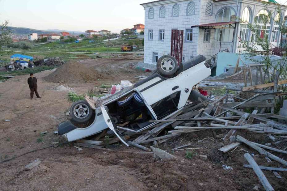 Takla atan Tofaş hurdaya döndü: 1 yaralı