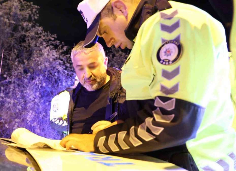 Kovalamaca sonucu yakalanan sürücüyle polisin imtihanı: Araçtan inmedi, alkolmetreye üflemedi