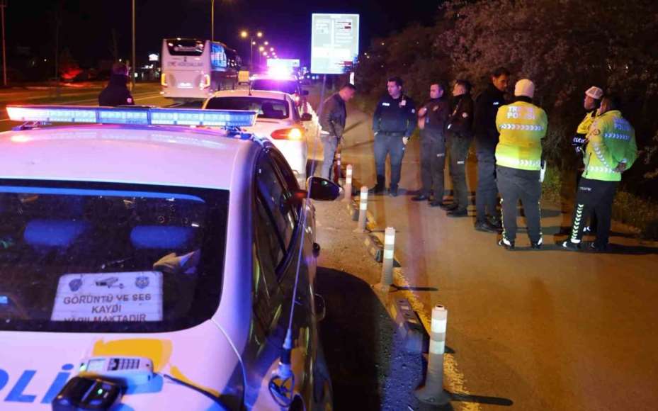 Kovalamaca sonucu yakalanan sürücüyle polisin imtihanı: Araçtan inmedi, alkolmetreye üflemedi