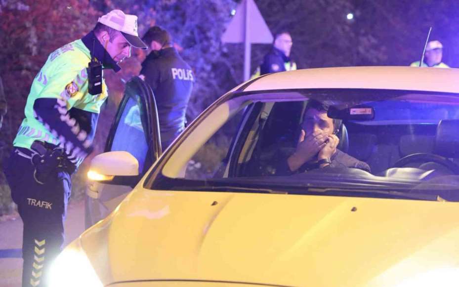 Kovalamaca sonucu yakalanan sürücüyle polisin imtihanı: Araçtan inmedi, alkolmetreye üflemedi