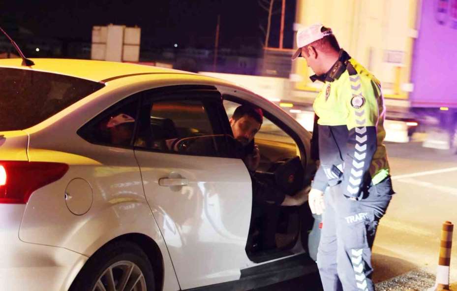 Kovalamaca sonucu yakalanan sürücüyle polisin imtihanı: Araçtan inmedi, alkolmetreye üflemedi