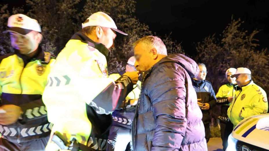Kovalamaca sonucu yakalanan sürücüyle polisin imtihanı: Araçtan inmedi, alkolmetreye üflemedi