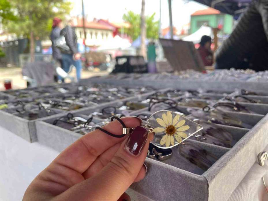 Canlı çiçekler epoksi reçine ile kolyeye dönüşüyor