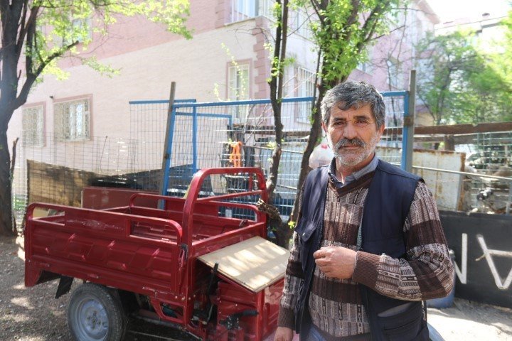 4 kilidi kırılıp çalınan motosikletini bu kez gemi zinciriyle bağladı