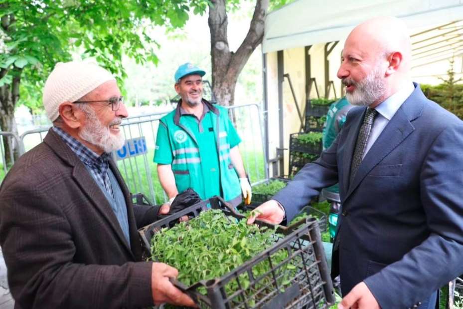 Başkan Çolakbayrakdar’dan organik domates fidesi dağıtımına davet