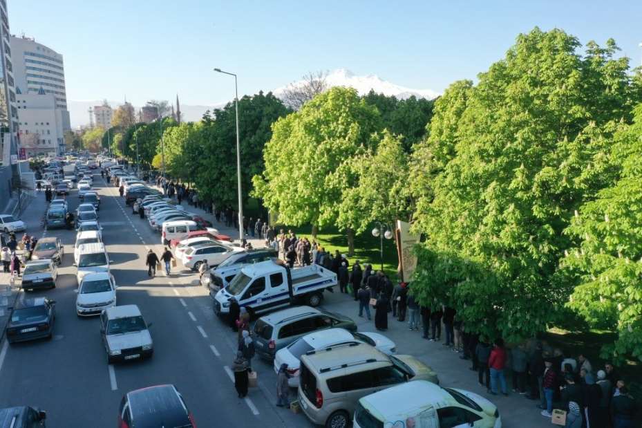 Başkan Çolakbayrakdar’dan organik domates fidesi dağıtımına davet