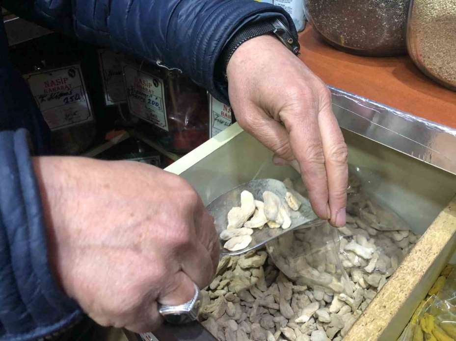 Hava değişkenliği Eskişehirlileri aktarlara yöneltti