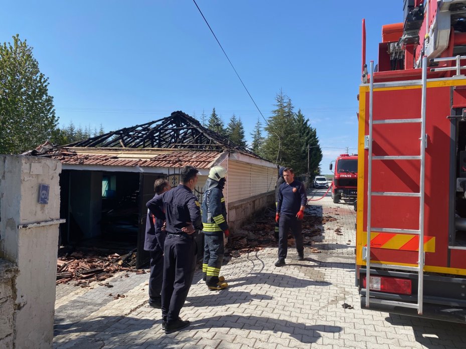 Garajın çatısında korkutan yangın