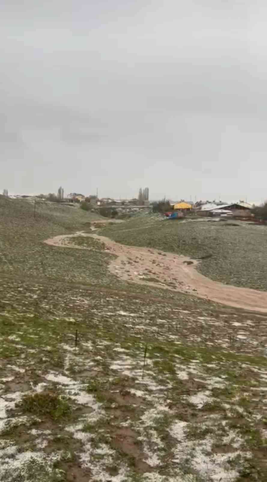 Sivas’ta sağanak ve dolu yağışı sonrası dere taştı