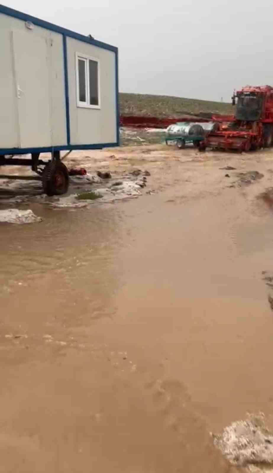 Sivas’ta sağanak ve dolu yağışı sonrası dere taştı