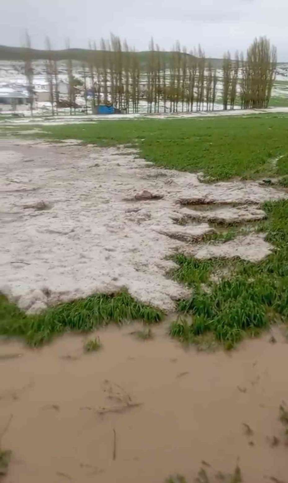 Sivas’ta sağanak ve dolu yağışı sonrası dere taştı