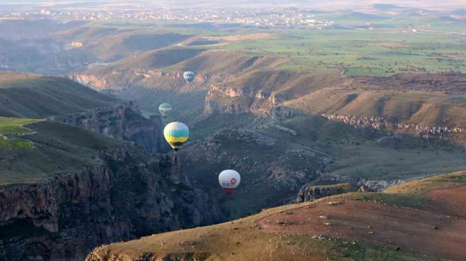 Turistler balon ile Ihlara Vadisi’ni havadan keşfediyor