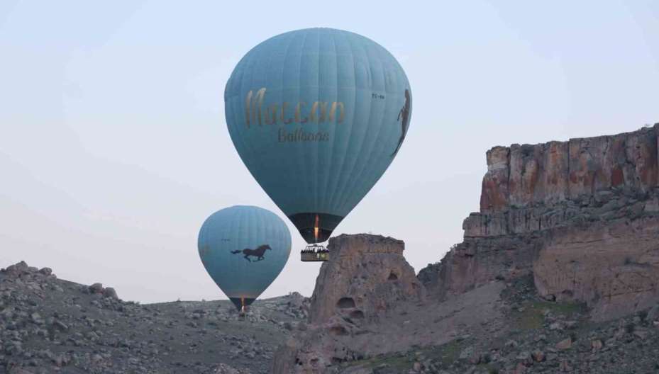 Turistler balon ile Ihlara Vadisi’ni havadan keşfediyor