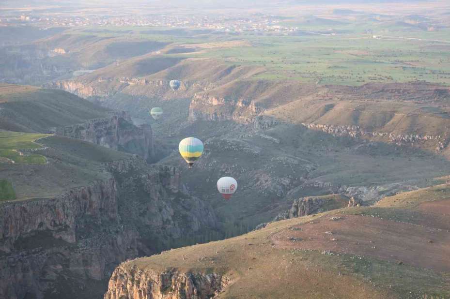 Turistler balon ile Ihlara Vadisi’ni havadan keşfediyor