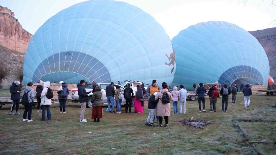 Turistler balon ile Ihlara Vadisi’ni havadan keşfediyor