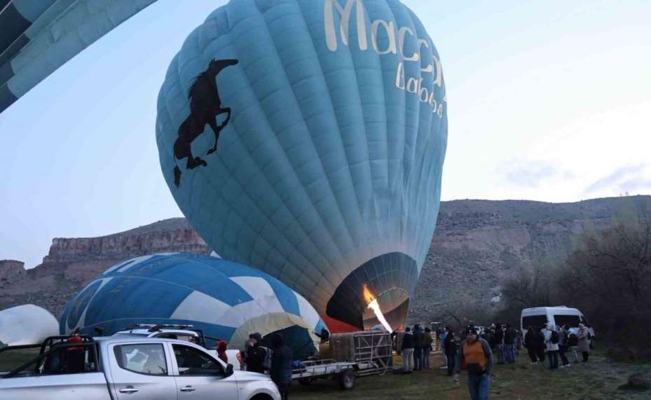Turistler balon ile Ihlara Vadisi’ni havadan keşfediyor