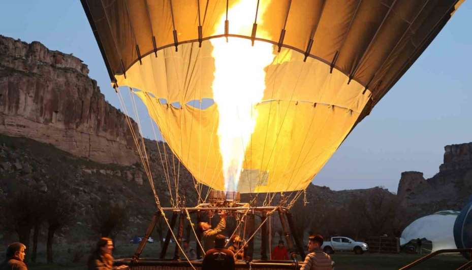 Turistler balon ile Ihlara Vadisi’ni havadan keşfediyor