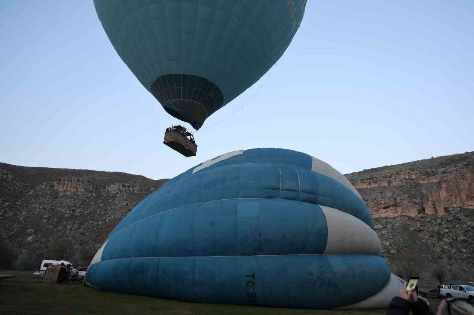 Turistler balon ile Ihlara Vadisi’ni havadan keşfediyor