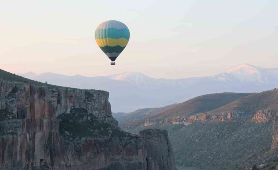 Turistler balon ile Ihlara Vadisi’ni havadan keşfediyor