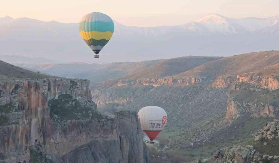 Turistler balon ile Ihlara Vadisi’ni havadan keşfediyor