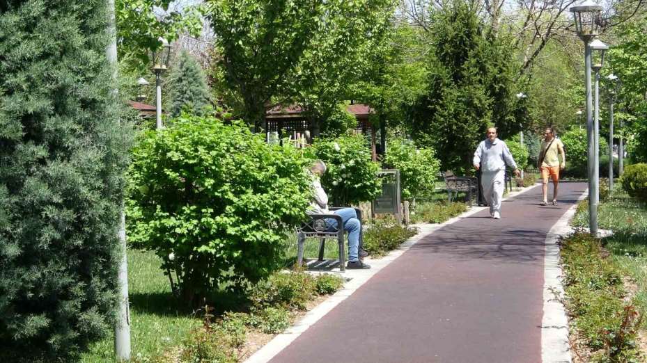 Konya’da vatandaşlar yağışlı haftanın sonunu güneşli havada parklarda değerlendirdi