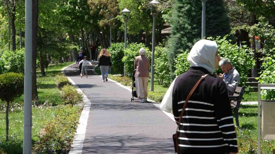 Konya’da vatandaşlar yağışlı haftanın sonunu güneşli havada parklarda değerlendirdi