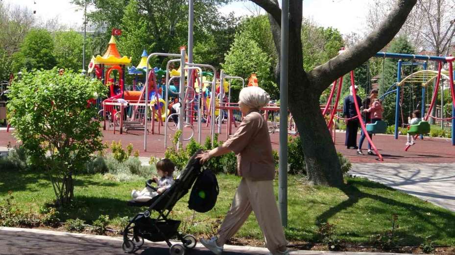 Konya’da vatandaşlar yağışlı haftanın sonunu güneşli havada parklarda değerlendirdi