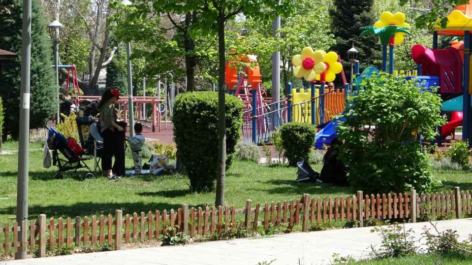 Konya’da vatandaşlar yağışlı haftanın sonunu güneşli havada parklarda değerlendirdi