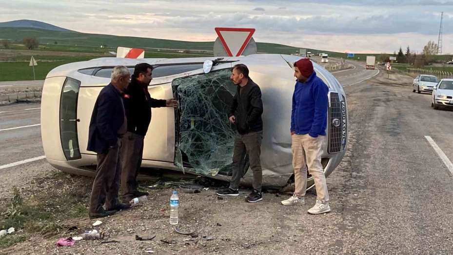 Takla atan otomobilden burnu bile kanamadan kurtuldu
