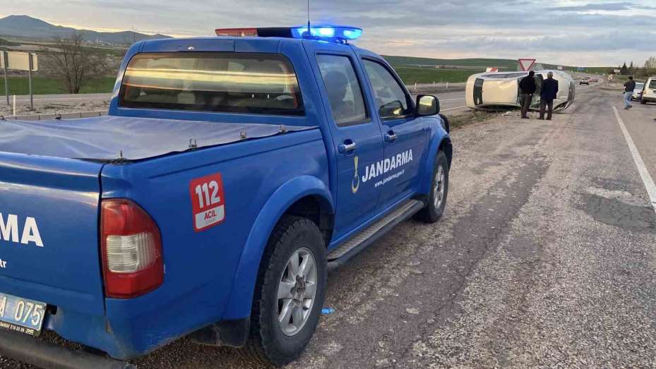 Takla atan otomobilden burnu bile kanamadan kurtuldu