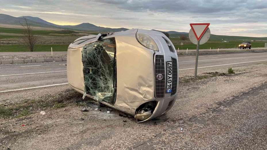 Takla atan otomobilden burnu bile kanamadan kurtuldu
