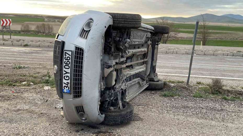 Takla atan otomobilden burnu bile kanamadan kurtuldu