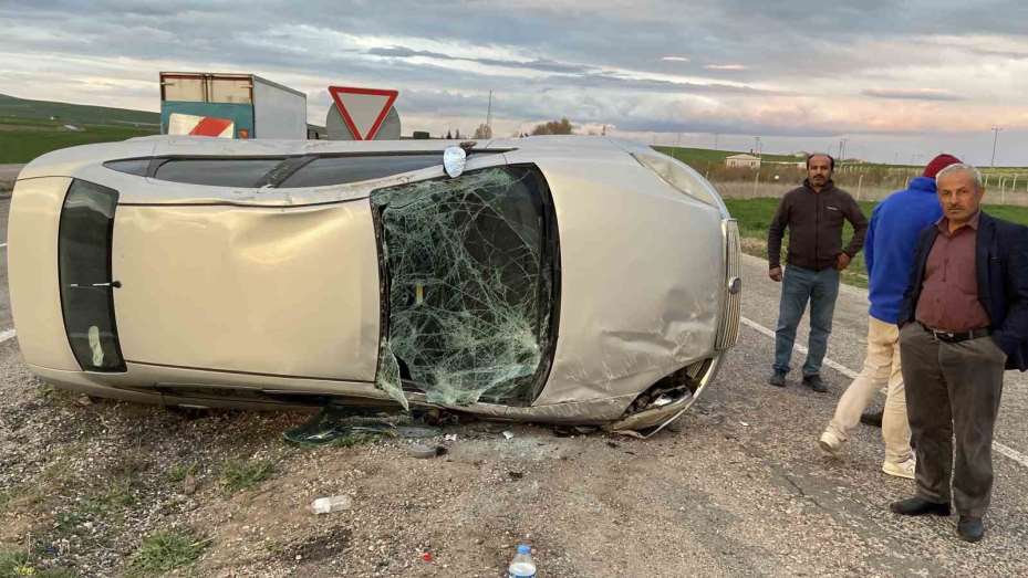Takla atan otomobilden burnu bile kanamadan kurtuldu