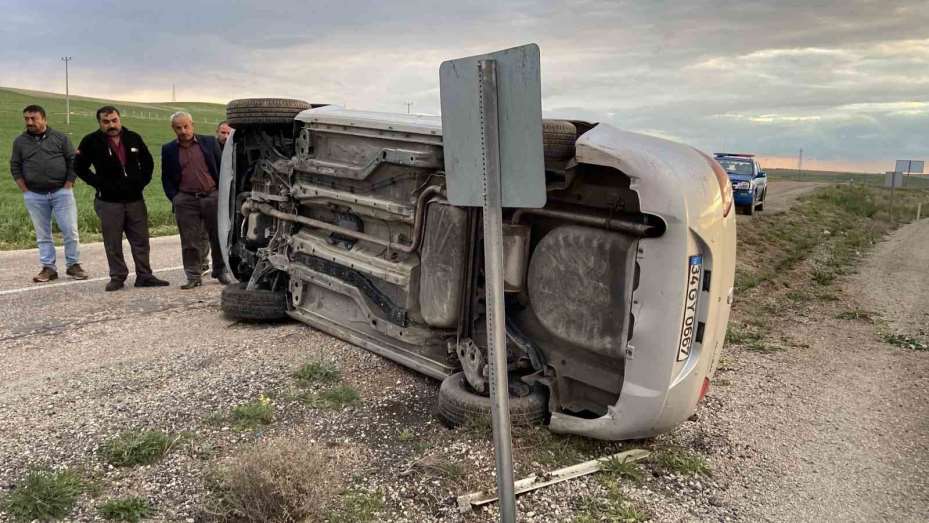 Takla atan otomobilden burnu bile kanamadan kurtuldu