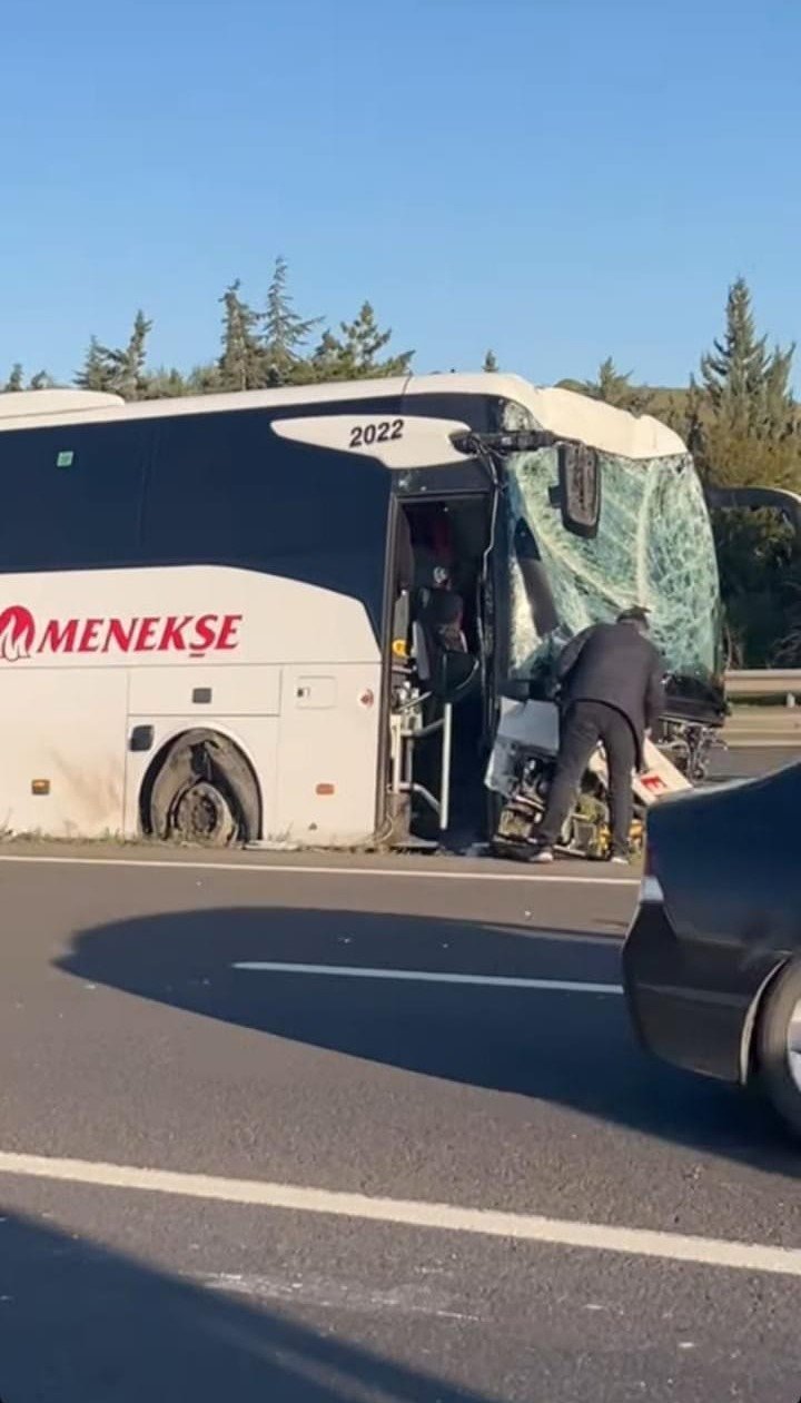 Ankara’da geziden dönen öğrencileri taşıyan otobüs bariyerlere çarptı: 4 yaralı