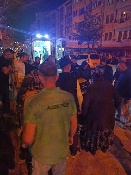 Motosiklet yolun karşısına geçen yayaya çarptı: 2 yaralı
