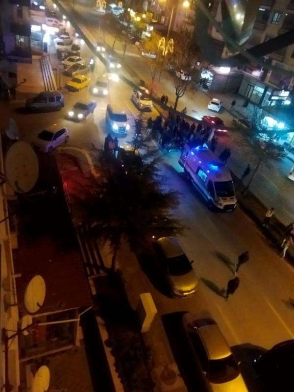 Motosiklet yolun karşısına geçen yayaya çarptı: 2 yaralı