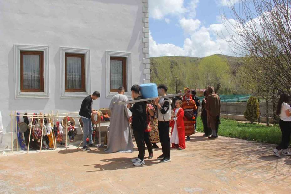 Görenler dönüp bir daha baktı, asırlık gelenek yeniden canlandırıldı