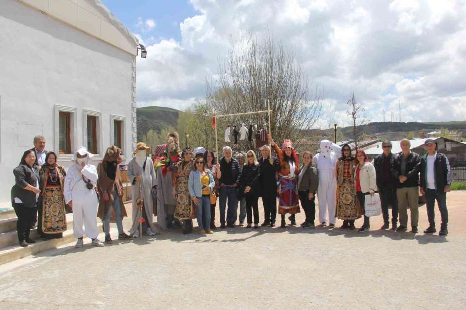 Görenler dönüp bir daha baktı, asırlık gelenek yeniden canlandırıldı