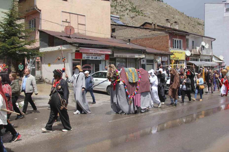 Görenler dönüp bir daha baktı, asırlık gelenek yeniden canlandırıldı