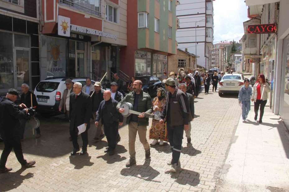 Görenler dönüp bir daha baktı, asırlık gelenek yeniden canlandırıldı
