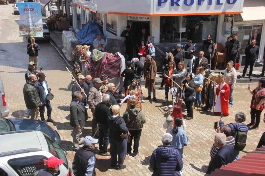 Görenler dönüp bir daha baktı, asırlık gelenek yeniden canlandırıldı
