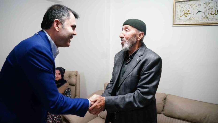 Bakan Kurum, köy evine konuk oldu