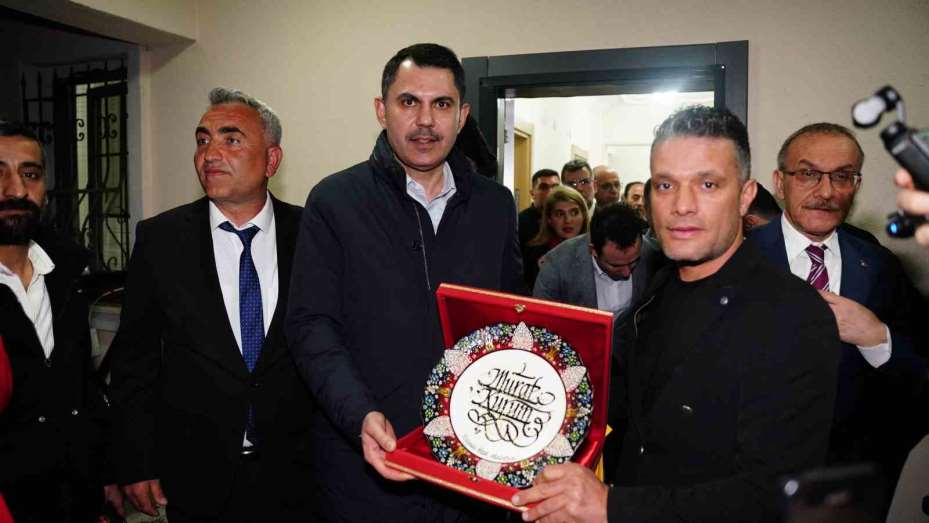 Bakan Kurum, köy evine konuk oldu