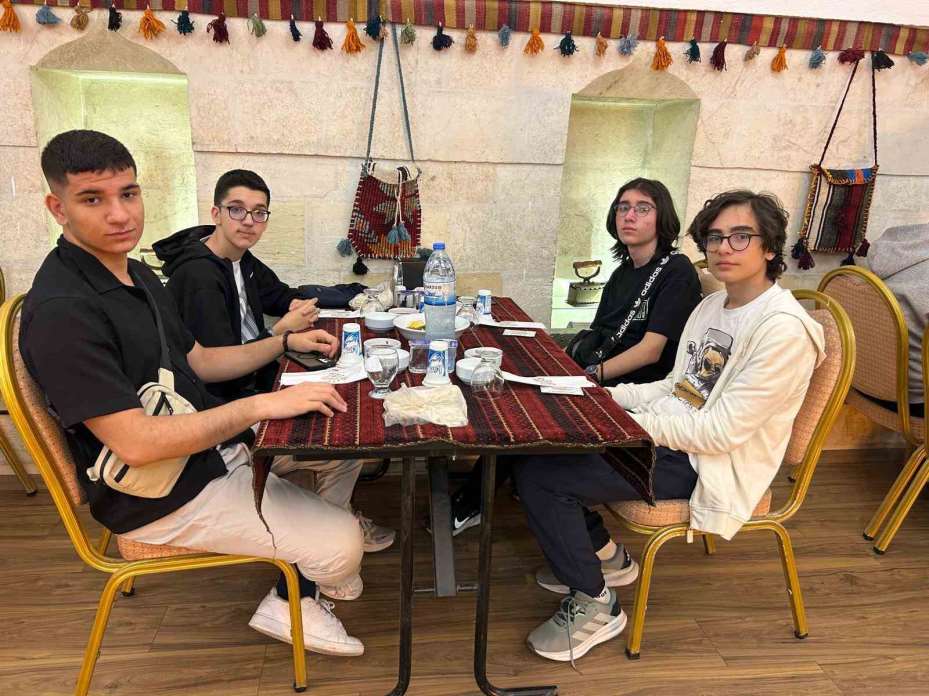 Cumhuriyet Üniversitesi Vakfı Okulları öğrencileri gezerek öğreniyor