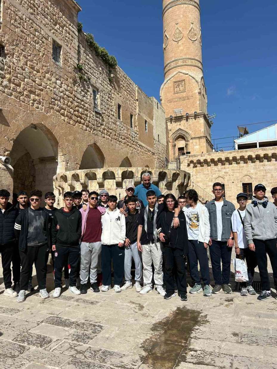 Cumhuriyet Üniversitesi Vakfı Okulları öğrencileri gezerek öğreniyor