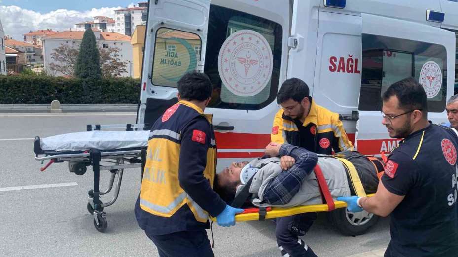 Kazada motosikletle birlikte 20 metre sürüklenen sürücüsü yaralandı