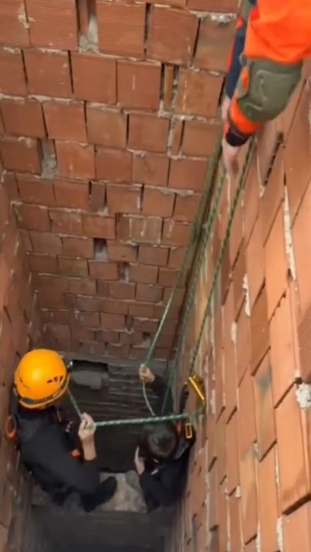 Apartman boşluğuna düşen iki çocuk AFAD ekipleri tarafından kurtarıldı