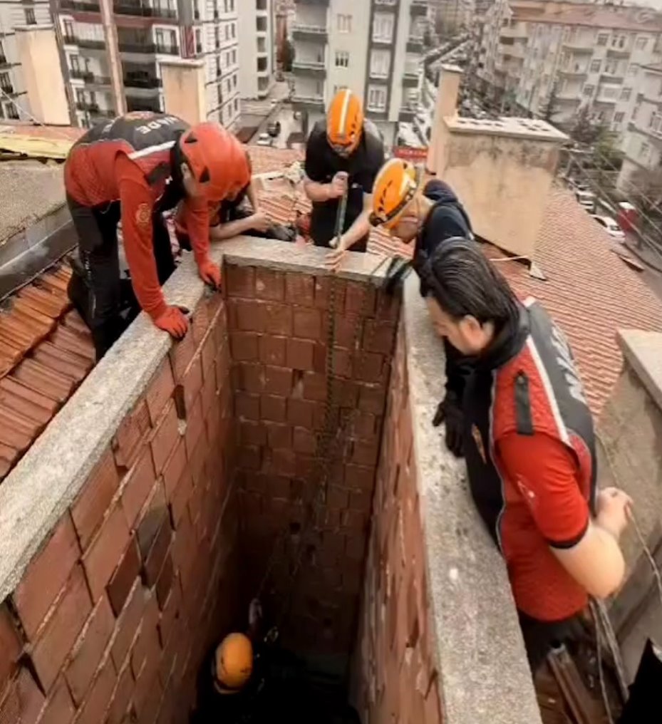 Apartman boşluğuna düşen iki çocuk AFAD ekipleri tarafından kurtarıldı