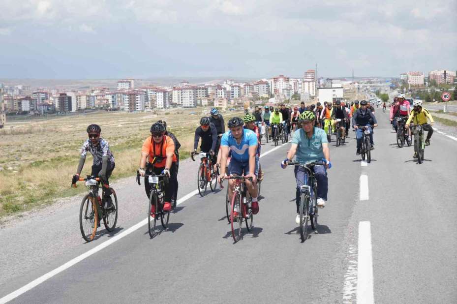Niğde’nin tarihi rotasında yüzlerce sporcu pedal çevirdi